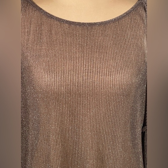 GIMMICKS by BKE Lurex Ruffle Top Medium - Picture 7 of 13